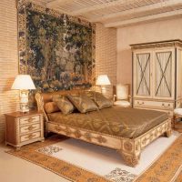 Lit en bois avec motifs sculptés
