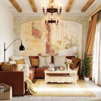 intérieur du salon avec des fresques sur le mur