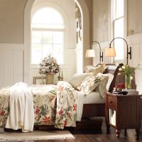 intérieur de chambre à coucher avec fenêtre cintrée
