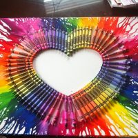 Hermoso corazón hecho de lápices de colores.