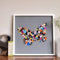 Imagen con una mariposa de botones multicolores