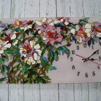 Reloj original con mosaico de colores.