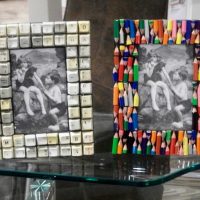 Marcos de fotos de objetos inusuales en una mesa de cristal