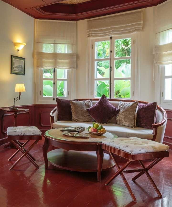 Rideaux romains aux fenêtres du salon dans une maison privée