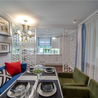 Table dressée dans une cuisine-salon moderne