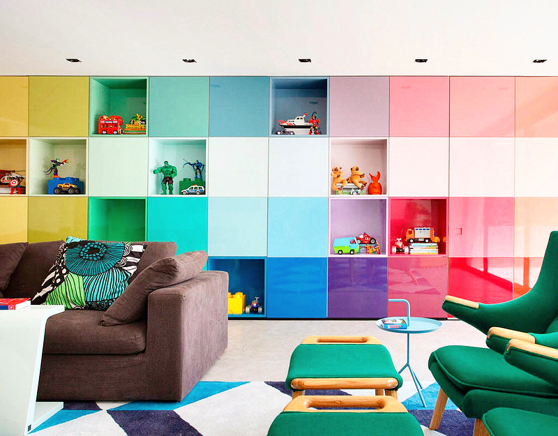 Muebles luminosos en salón de estilo expresionista