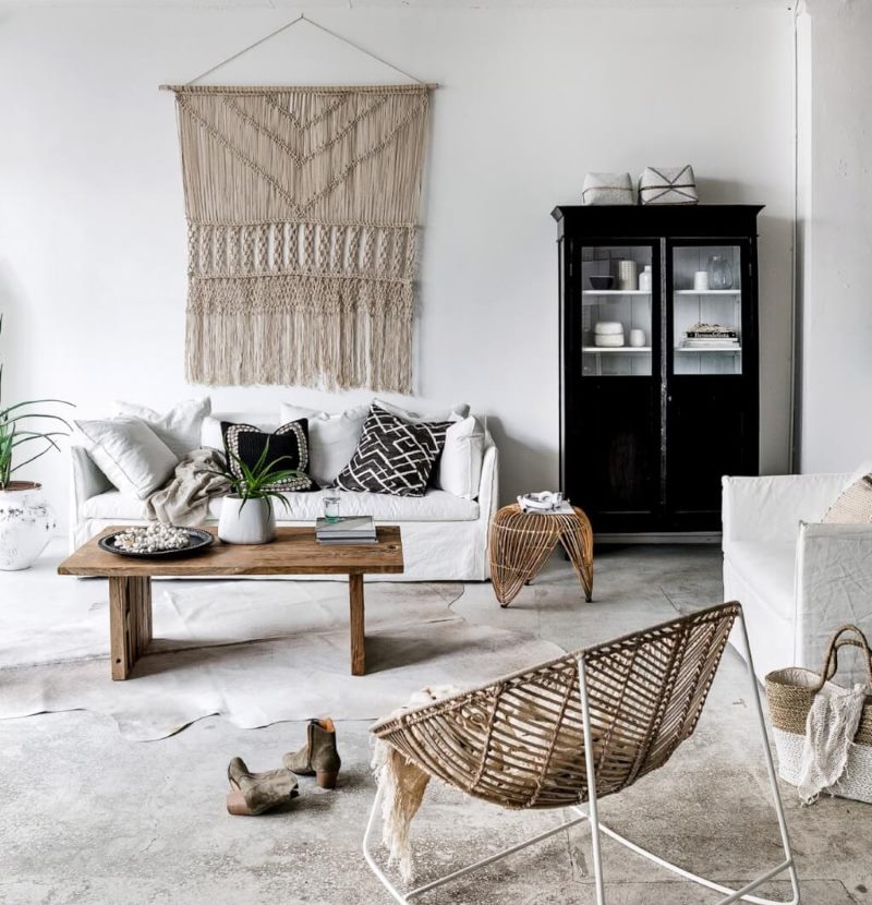 Utilisation de macramé pour décorer un mur de salon