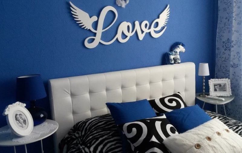 Décorer le mur de la chambre avec des lettres en mousse