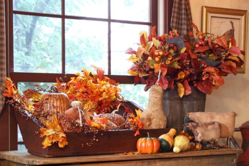 Bouquets de feuilles d'automne à l'intérieur du salon
