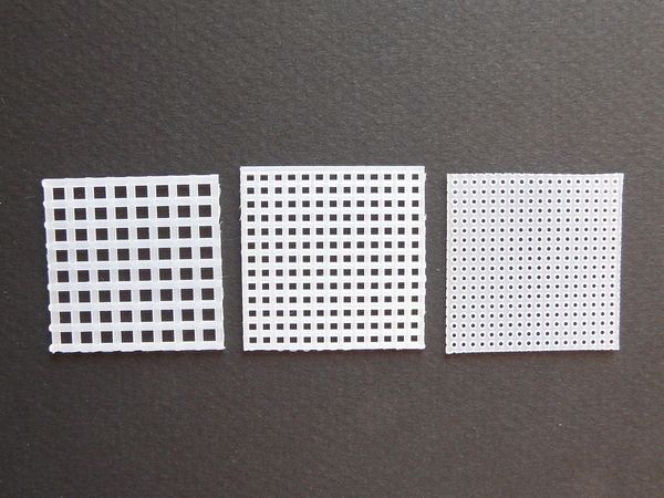 Lona de plástico blanco sobre fondo gris