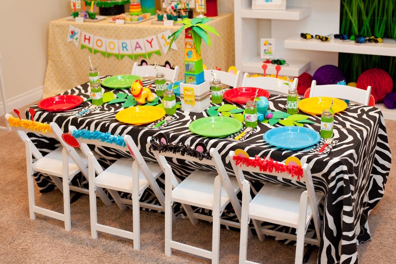 Mantel a rayas sobre una mesa infantil