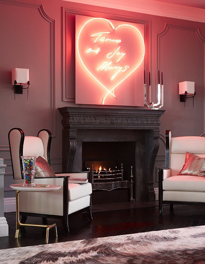 Coeur néon sur la cheminée dans le salon