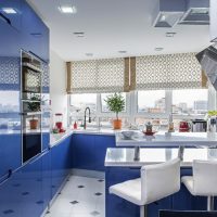Cuisine complète aux façades brillantes