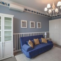 Couverture bleue sur le canapé dans le salon