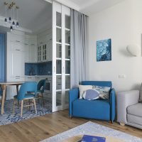 Couleur bleue à l'intérieur de la cuisine-salon