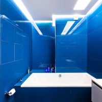Carreau bleu sur le mur de la salle de bain