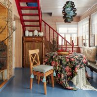 Plancher bleu dans le salon avec escalier