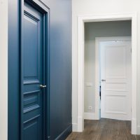 Intérieur du couloir en bleu et blanc