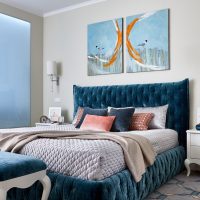 Tête de lit bleue dans la chambre du garçon