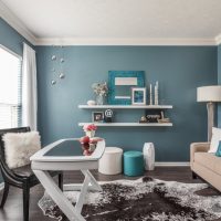 Étagères blanches pour ranger les décorations sur le mur du salon