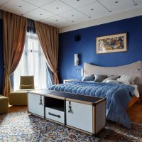 intérieur de chambre à coucher de couleurs foncées