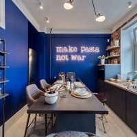 Inscription au néon à l'intérieur de la cuisine