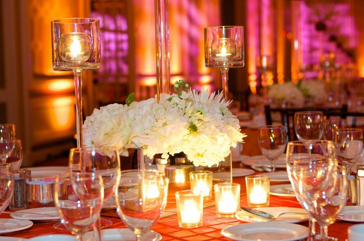 Velas decorativas en la mesa festiva