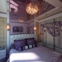 Plafond miroir dans la chambre du jeune couple