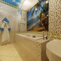 Panneau de céramique à l'intérieur de la salle de bain