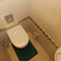 Décor doré à l'intérieur de la salle de bain