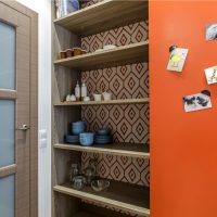Armoire avec étagères pour les ustensiles de cuisine