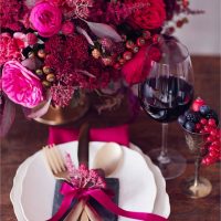 Cinta roja en decoración de cubiertos
