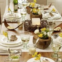 Jarrones de madera con flores en la mesa del comedor