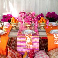 Manteles naranjas sobre la mesa festiva