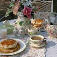 Buñuelos con miel en un plato de porcelana