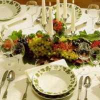 Velas y uvas en la mesa festiva