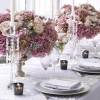 Decoración de mesa con flores lilas
