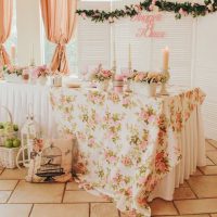 Mesa festiva con un mantel colorido