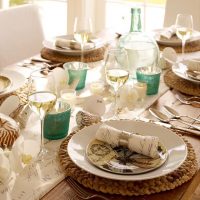 Copas de vino de cristal con vino blanco