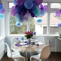 Globos sobre la mesa redonda