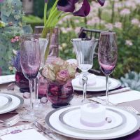 Decoración de mesa en tonos morados.