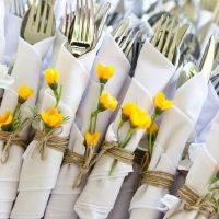 Cubiertos decorativos con flores frescas