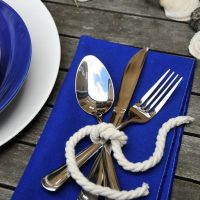 Decoración de mesa en el tema marino.