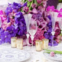 Flores frescas en el diseño de la mesa para el cumpleaños.
