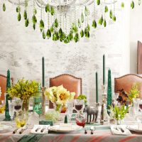 Mesa festiva con plantas vivas