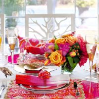 florero con flores frescas en una mesa en la sala de estar