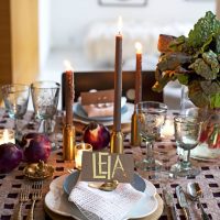 Velas marrones en la mesa festiva