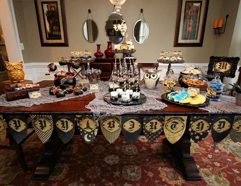 Owl y otras decoraciones temáticas sobre la mesa al estilo de Harry Potter