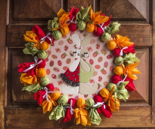 Decoración de puerta con corona casera
