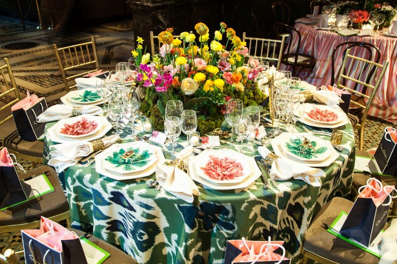 Decoración de mesa redonda con flores de primavera